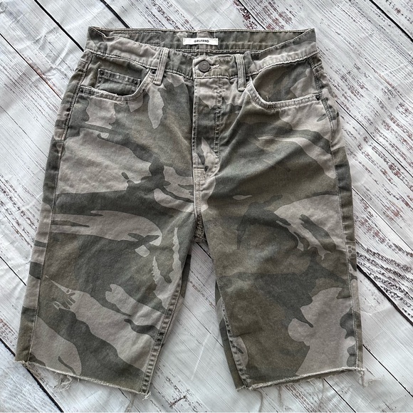 Grlfrnd camo high-rise Beverly shorts in go-rouge - Picture 1 of 5